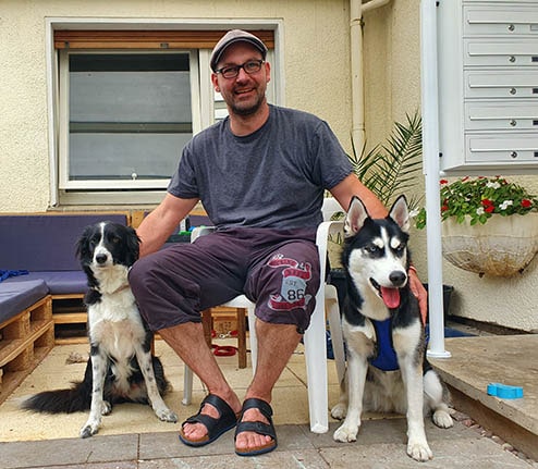 Ivo Kultermann mit Luna und Lizzy – Hundeversteher mit Herz
